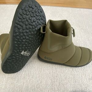 REI Brand New Army Cot Green Camp Dreamer Boots